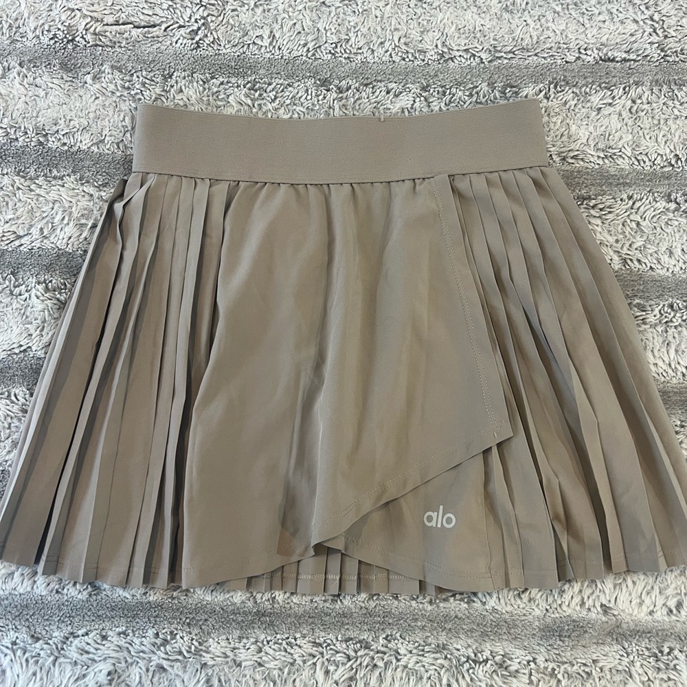 ALO Yoga Women's Beige Pleated Mini Skirt